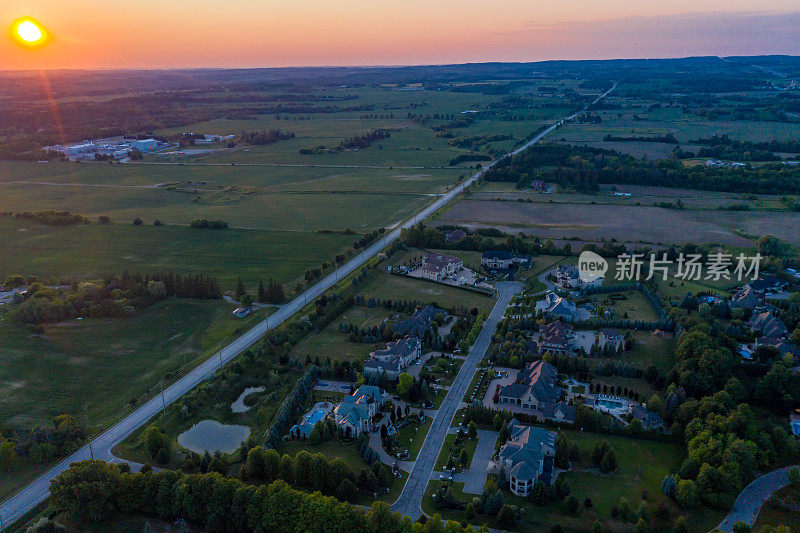 鸟瞰图Purpleville, Kleinburg在特斯顿路和400高速公路，独立和复式住宅在伍德布里奇沃恩，安大略省，加拿大